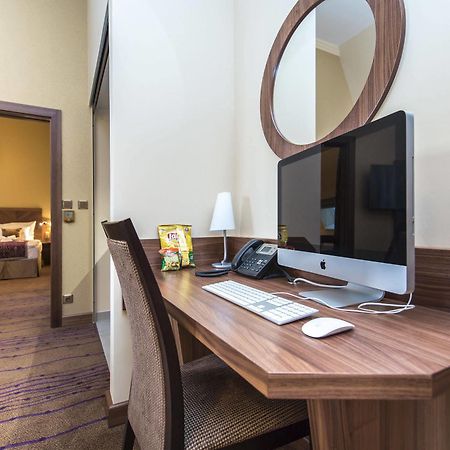 Merchants Crown Suites And Spa Прага Екстер'єр фото A computer in a hotel room