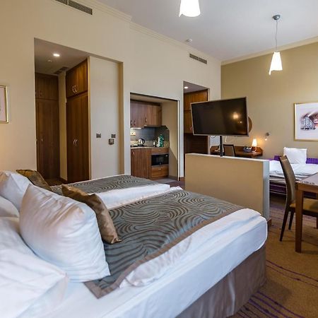 Merchants Crown Suites And Spa Прага Екстер'єр фото A typical studio apartment