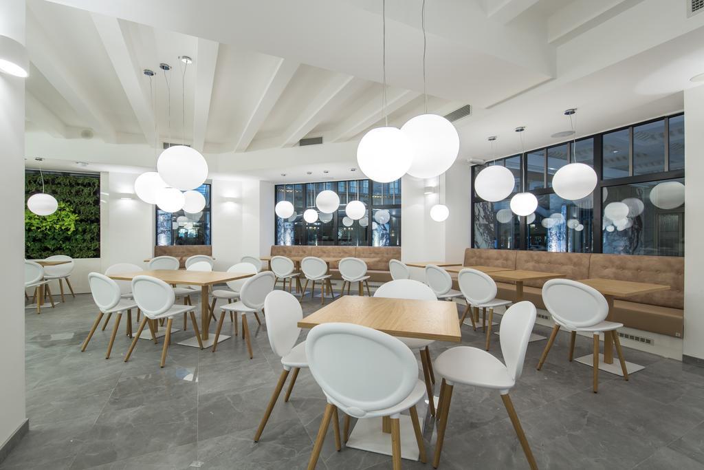 Merchants Crown Suites And Spa Прага Екстер'єр фото The interior of the restaurant