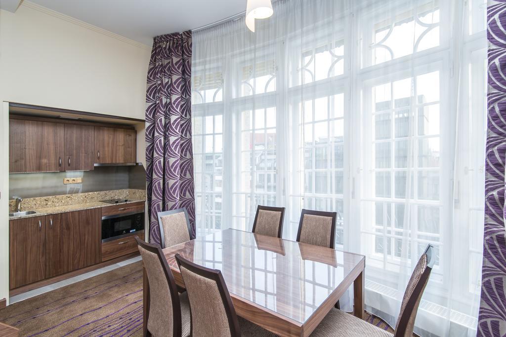 Merchants Crown Suites And Spa Прага Екстер'єр фото A kitchen with a large window