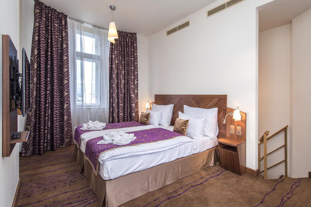 Merchants Crown Suites And Spa Прага Екстер'єр фото A room at the hotel