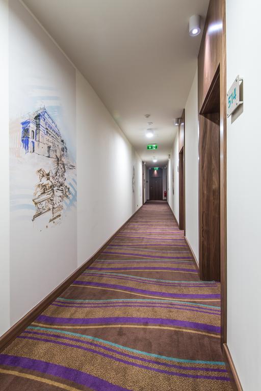 Merchants Crown Suites And Spa Прага Екстер'єр фото A typical hotel corridor