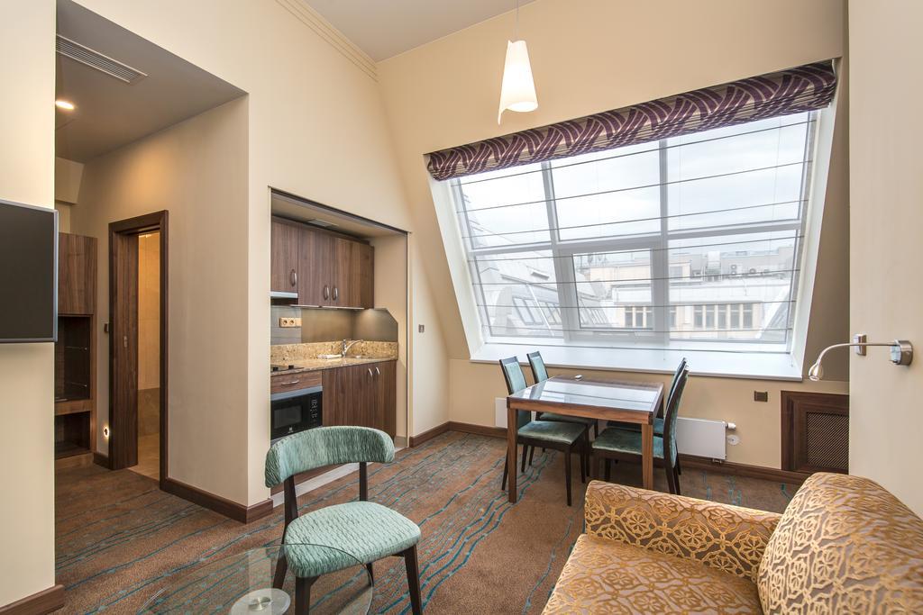 Merchants Crown Suites And Spa Прага Екстер'єр фото A typical apartment