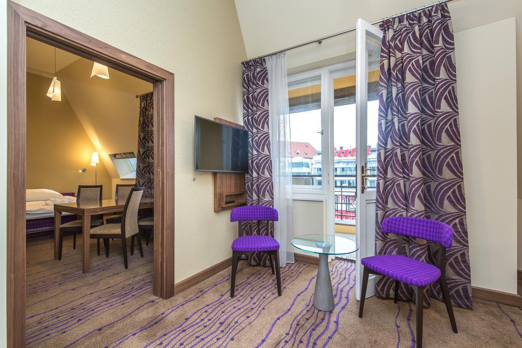 Merchants Crown Suites And Spa Прага Екстер'єр фото Suite