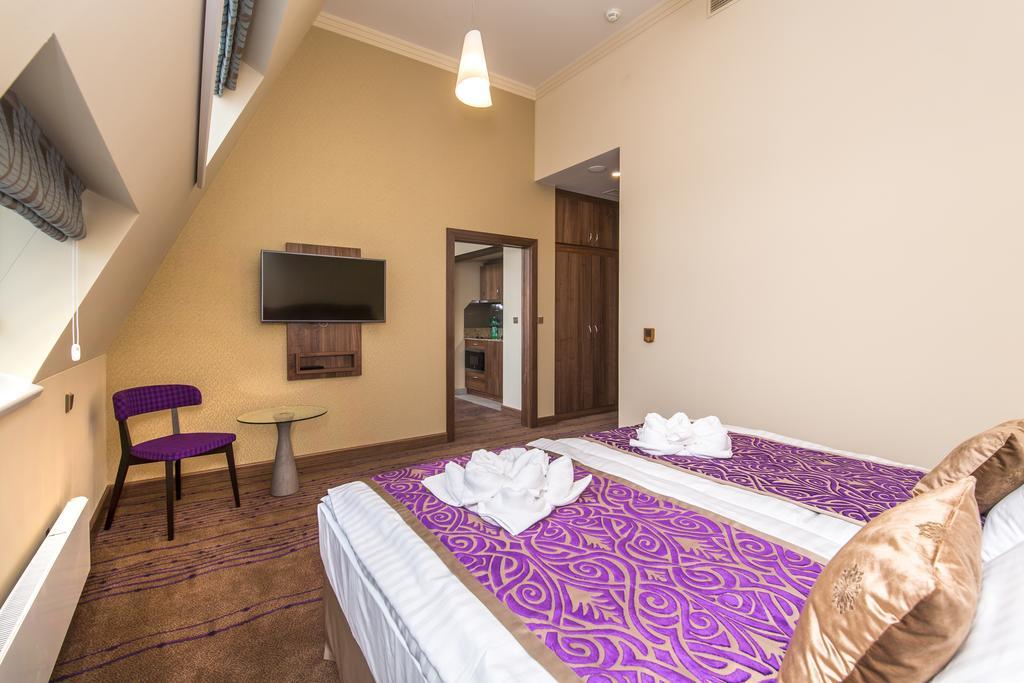 Merchants Crown Suites And Spa Прага Екстер'єр фото A room at the Premier Inn in London