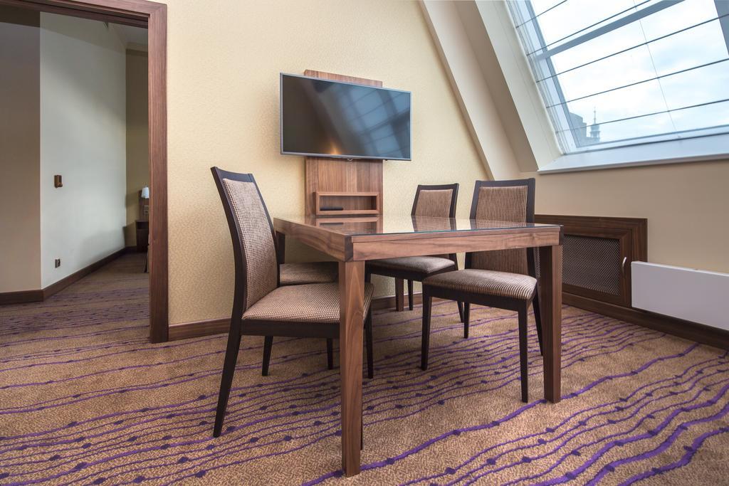 Merchants Crown Suites And Spa Прага Екстер'єр фото A suite at the hotel