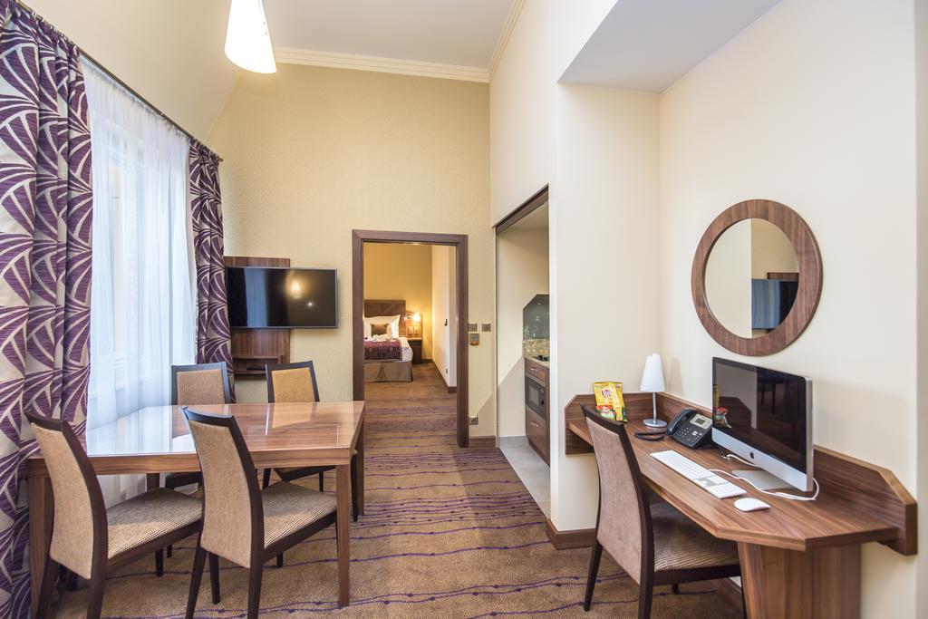 Merchants Crown Suites And Spa Прага Екстер'єр фото Suite