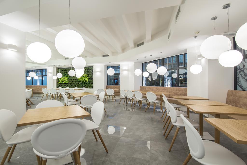 Merchants Crown Suites And Spa Прага Екстер'єр фото Interior of the restaurant