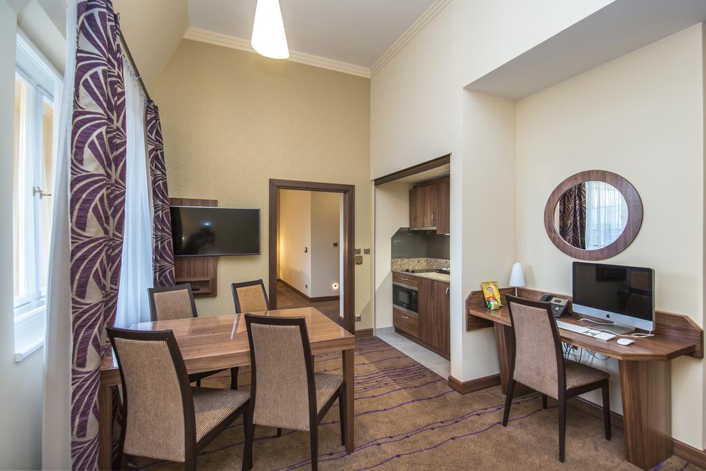Merchants Crown Suites And Spa Прага Екстер'єр фото A typical apartment
