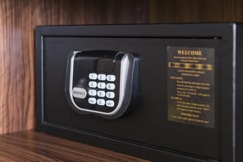 Merchants Crown Suites And Spa Прага Екстер'єр фото A safe with a keypad