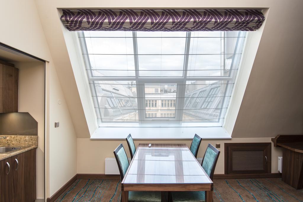 Merchants Crown Suites And Spa Прага Екстер'єр фото Roman shade