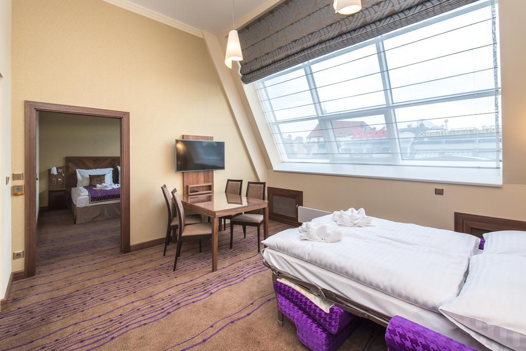 Merchants Crown Suites And Spa Прага Екстер'єр фото A Premier Inn room