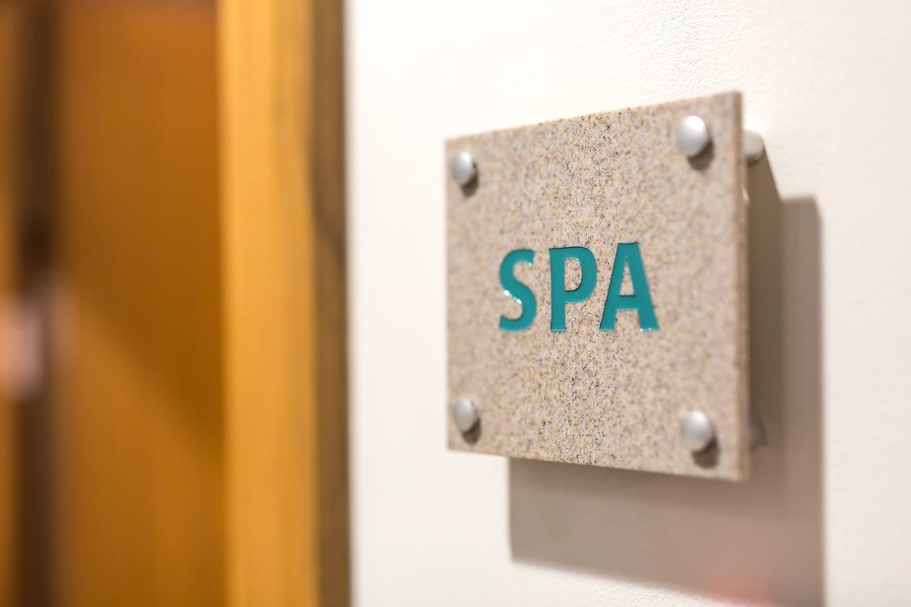 Merchants Crown Suites And Spa Прага Екстер'єр фото Spa sign