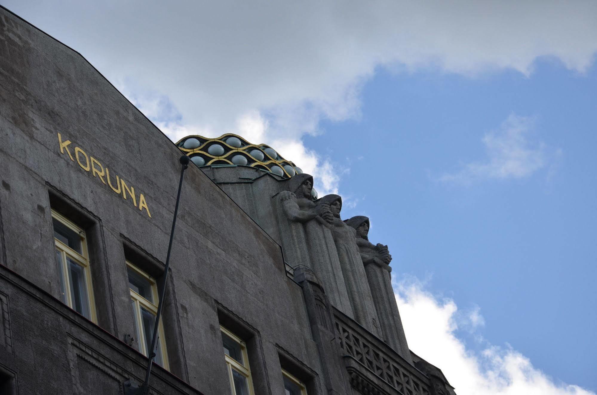 Merchants Crown Suites And Spa Прага Екстер'єр фото Detail of the facade