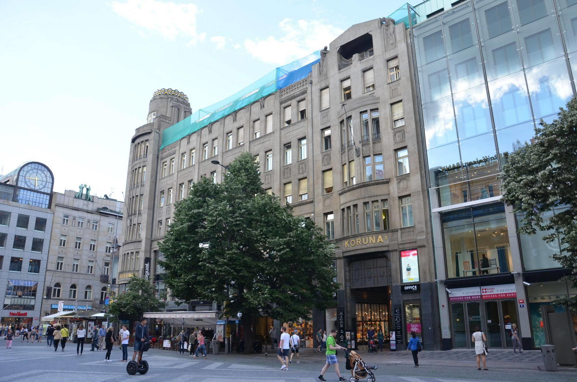Merchants Crown Suites And Spa Прага Екстер'єр фото The former department store, now a shopping centre
