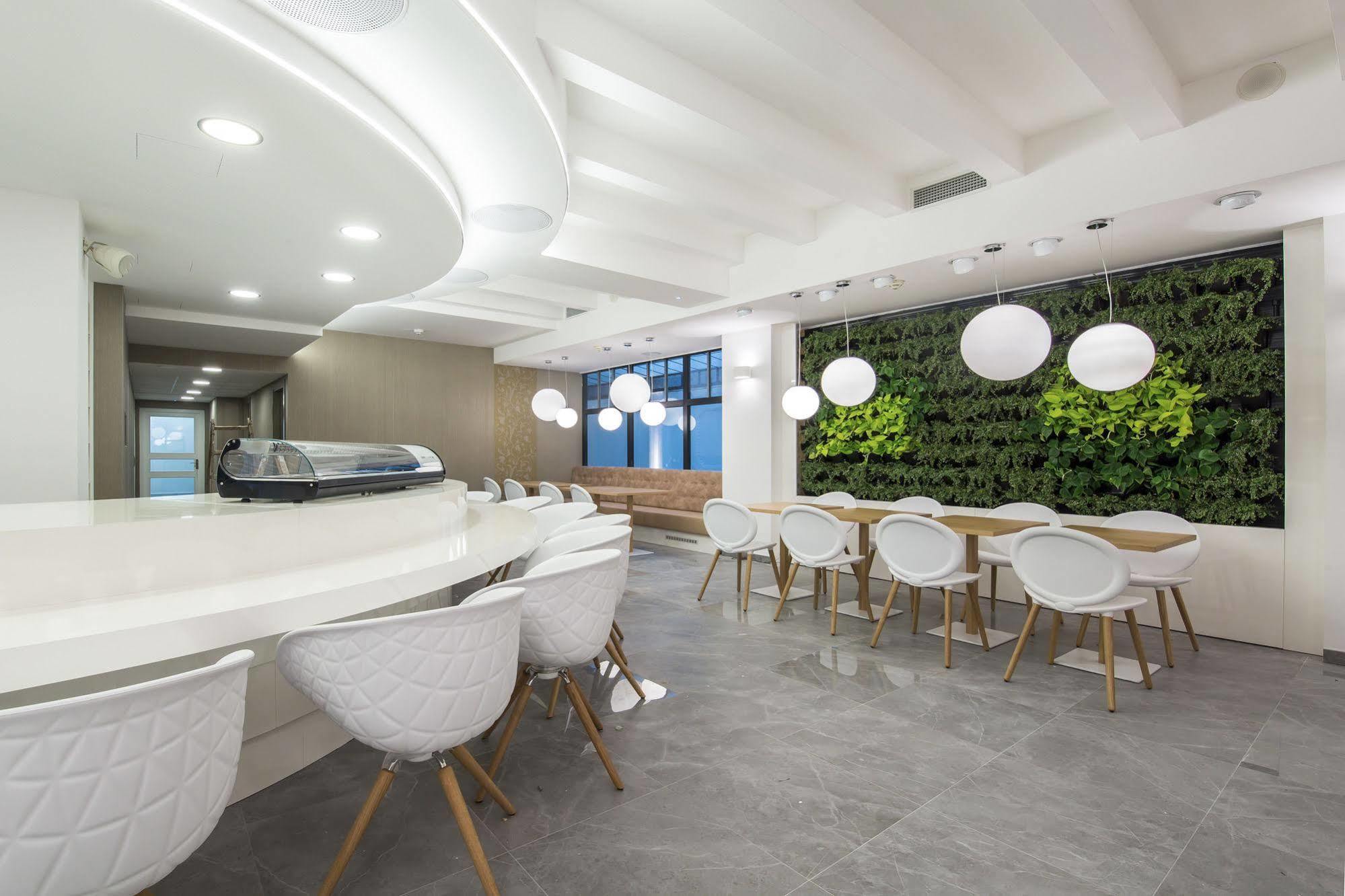 Merchants Crown Suites And Spa Прага Екстер'єр фото The Green Wall at the 10th floor of the building