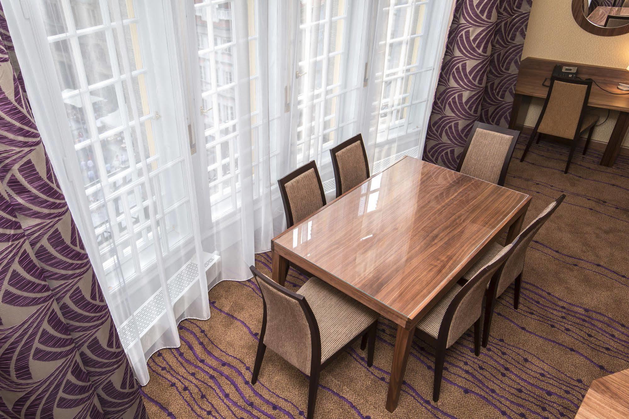 Merchants Crown Suites And Spa Прага Екстер'єр фото A table and chairs
