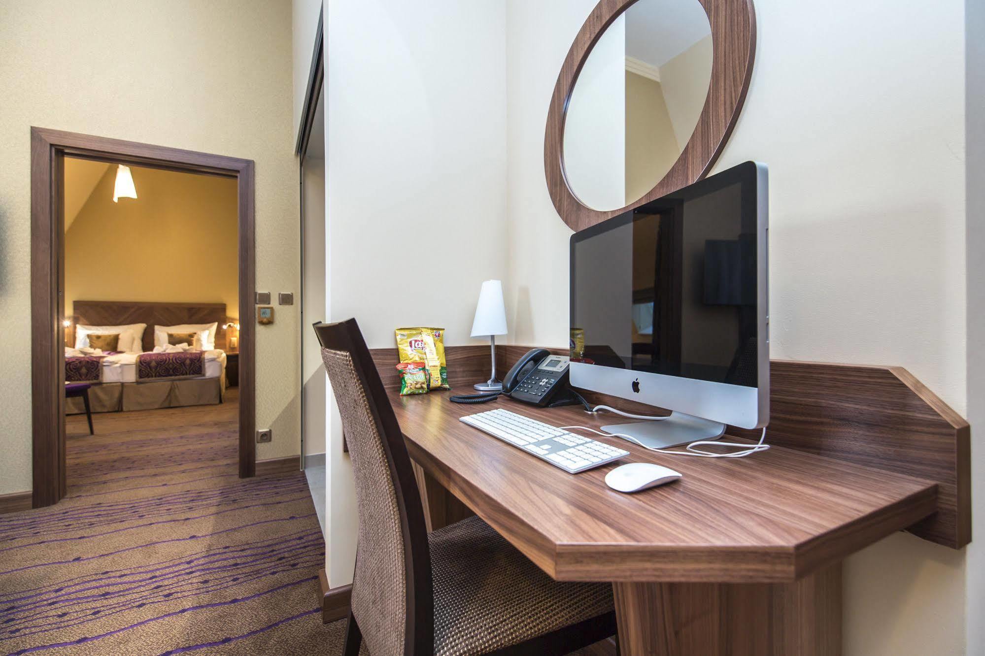 Merchants Crown Suites And Spa Прага Екстер'єр фото A computer in a hotel room