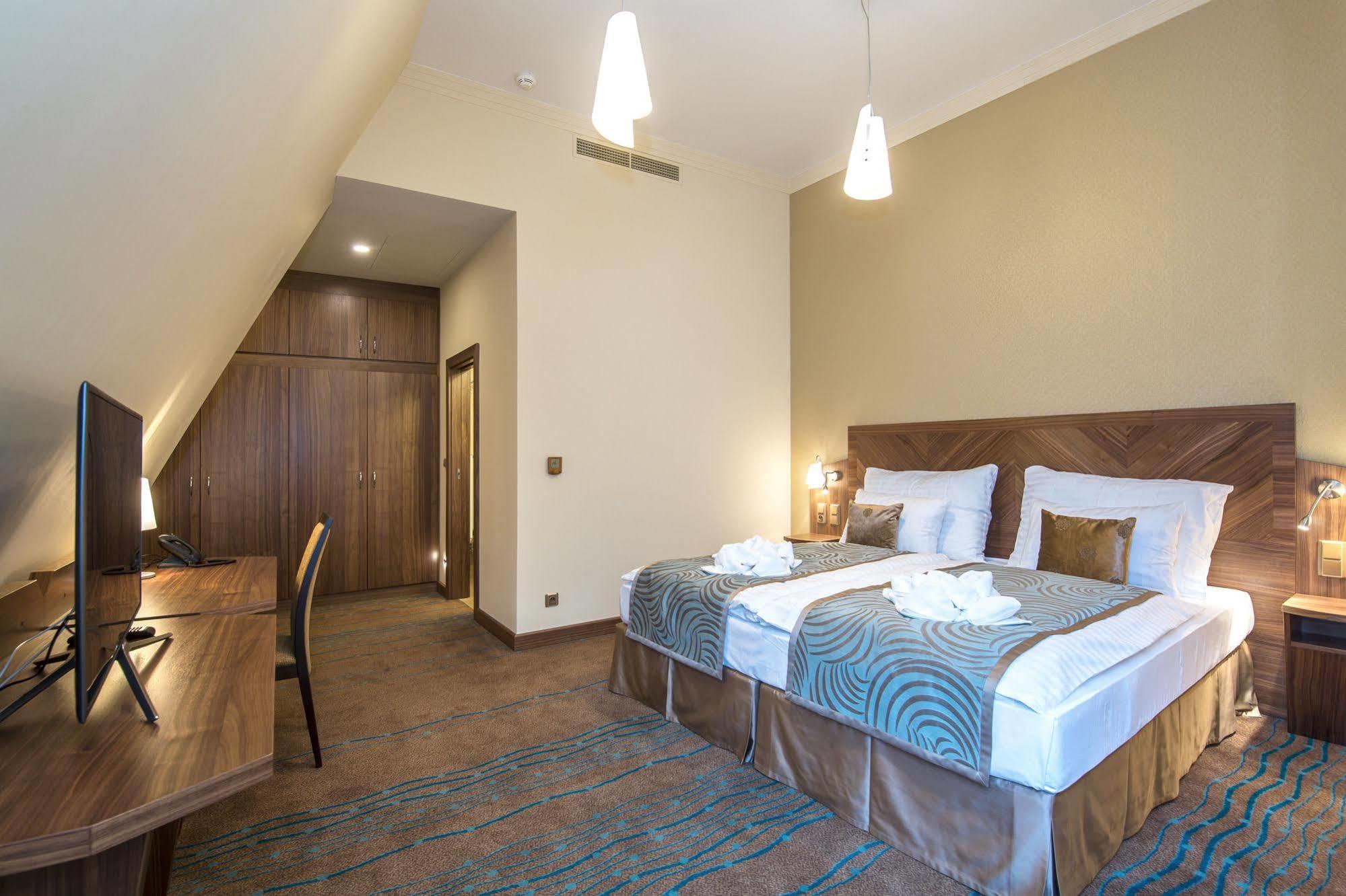 Merchants Crown Suites And Spa Прага Екстер'єр фото A room at the hotel