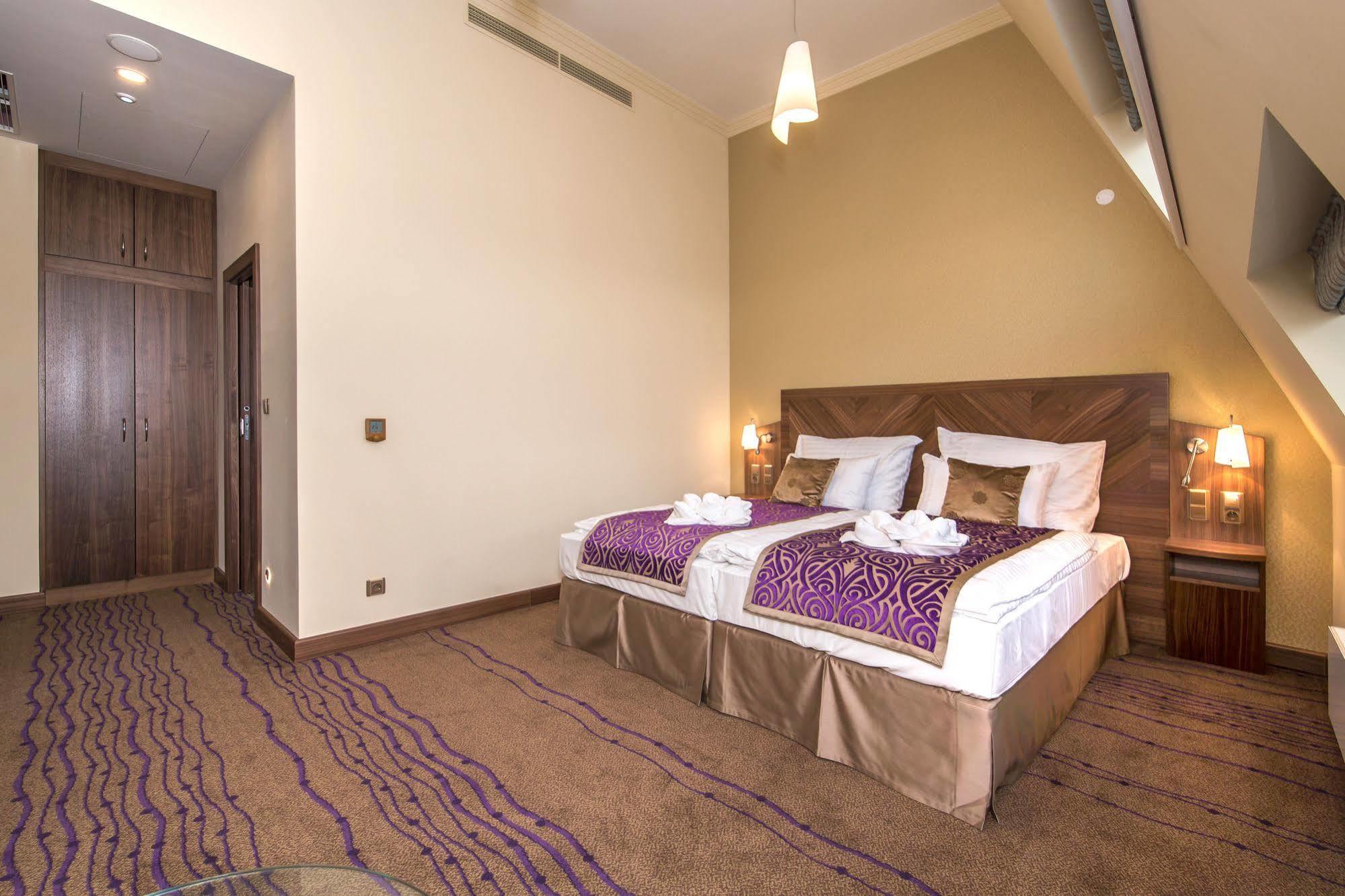 Merchants Crown Suites And Spa Прага Екстер'єр фото Suite