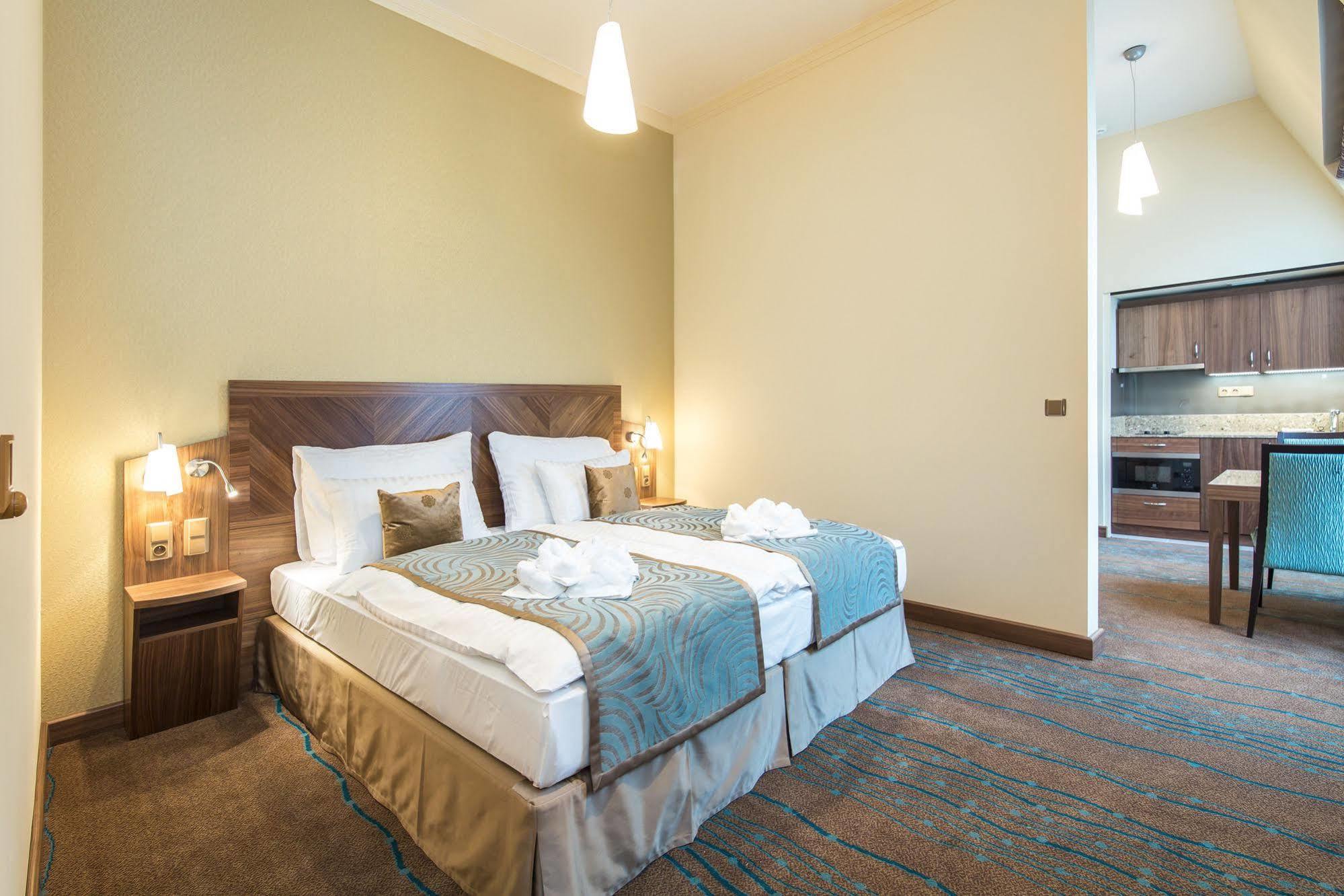 Merchants Crown Suites And Spa Прага Екстер'єр фото A room at the hotel