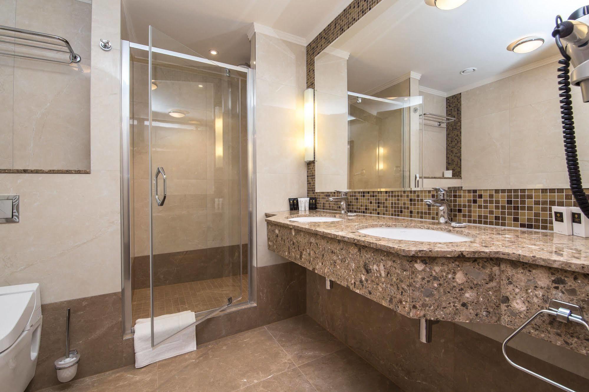 Merchants Crown Suites And Spa Прага Екстер'єр фото A shower enclosure