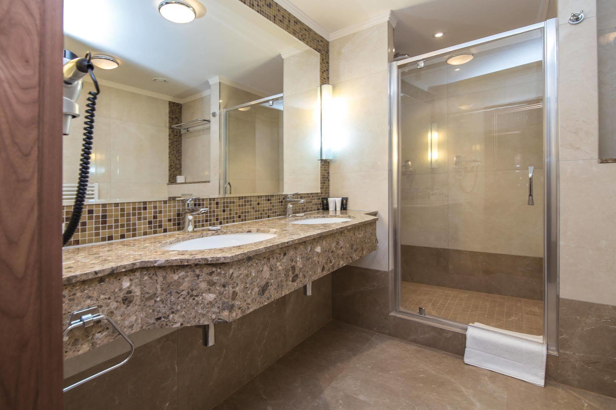 Merchants Crown Suites And Spa Прага Екстер'єр фото A shower enclosure