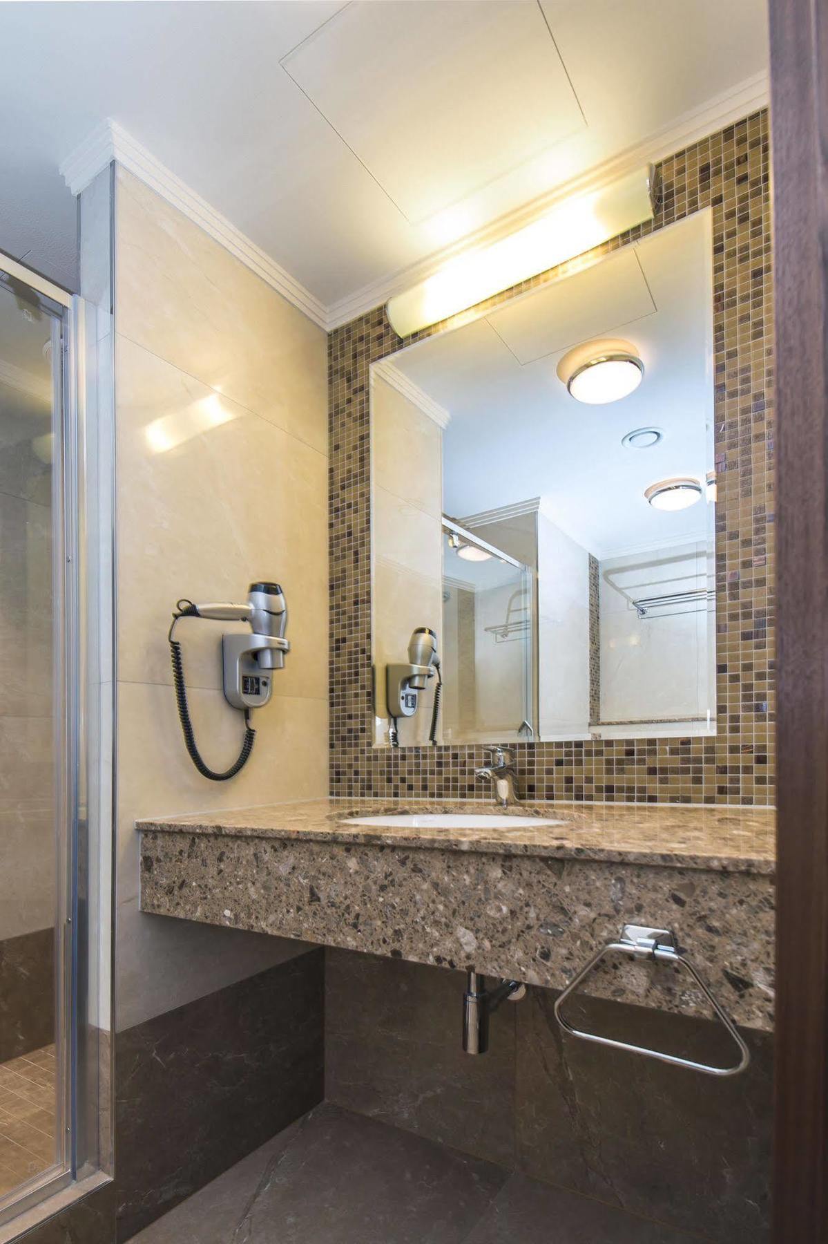 Merchants Crown Suites And Spa Прага Екстер'єр фото Bathroom