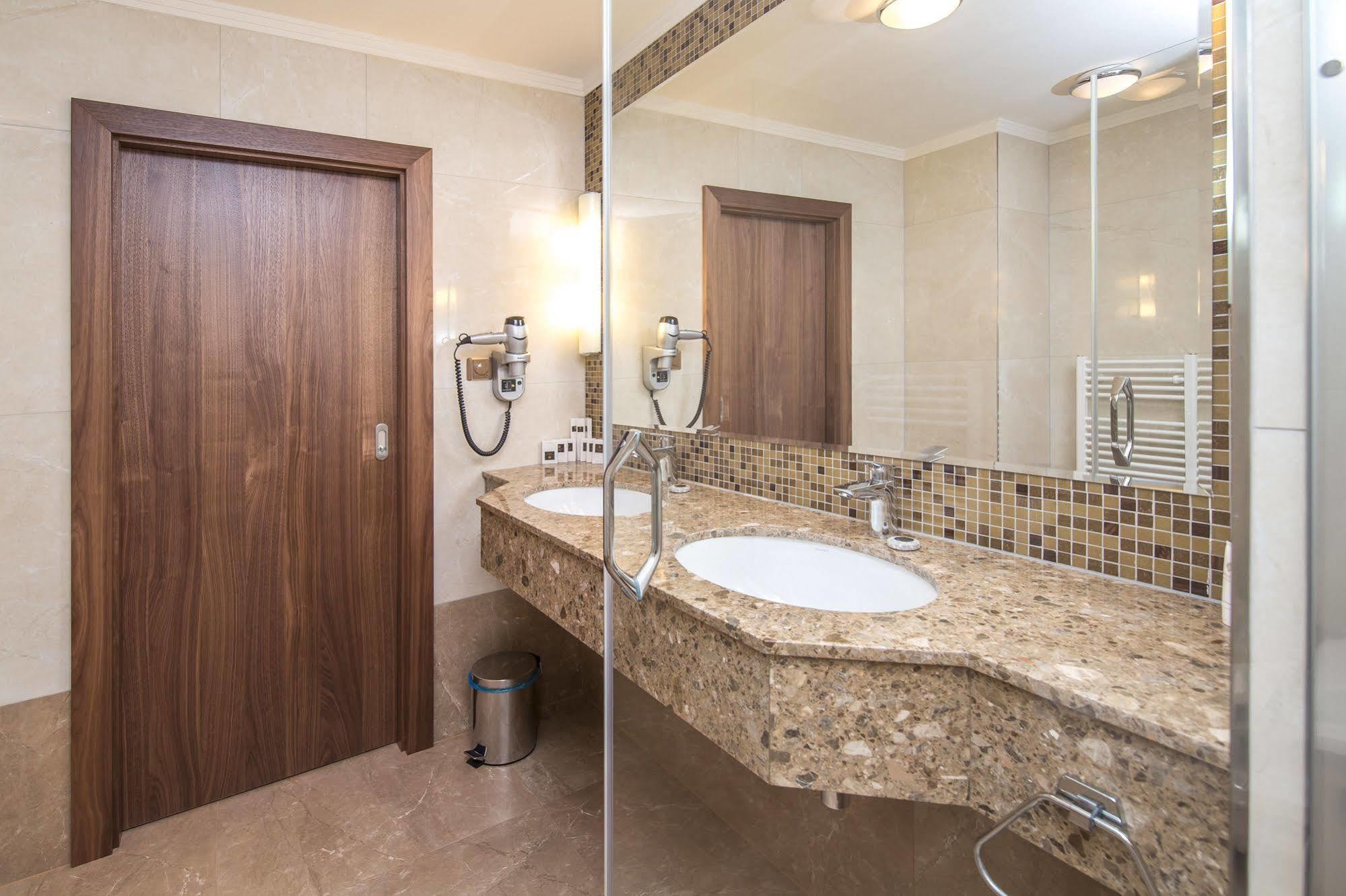 Merchants Crown Suites And Spa Прага Екстер'єр фото Bathroom