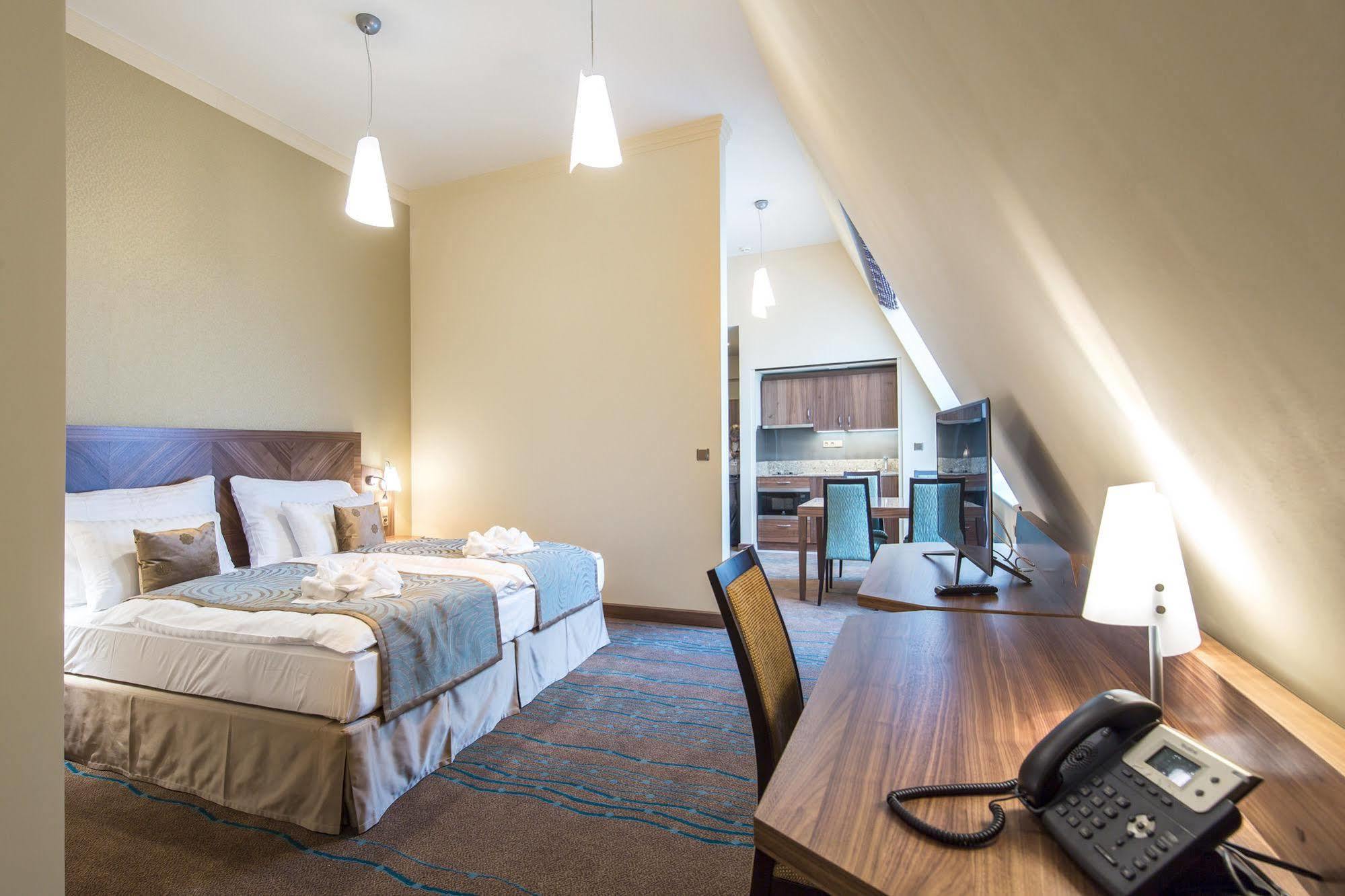 Merchants Crown Suites And Spa Прага Екстер'єр фото A typical room at the hotel