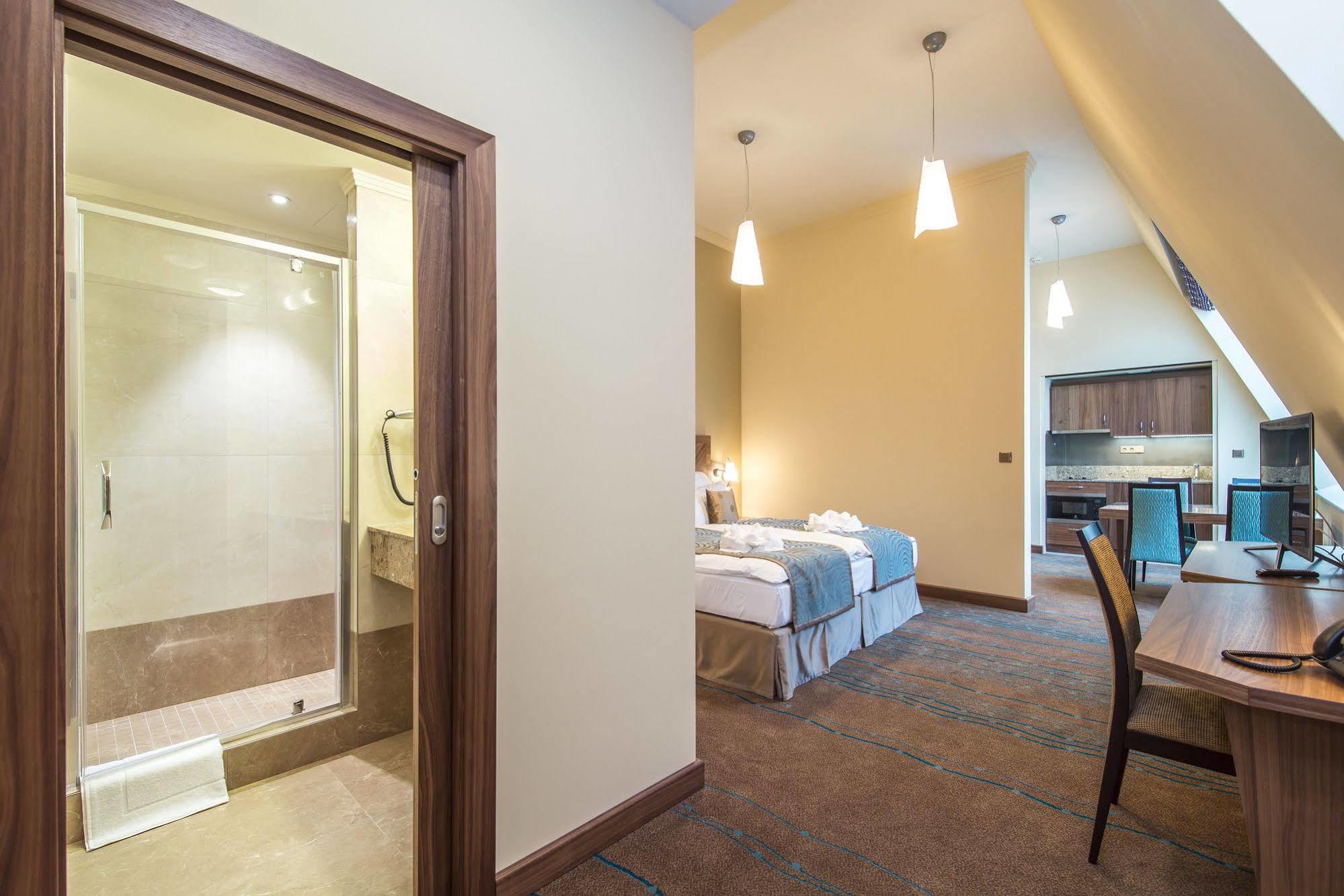 Merchants Crown Suites And Spa Прага Екстер'єр фото A typical apartment