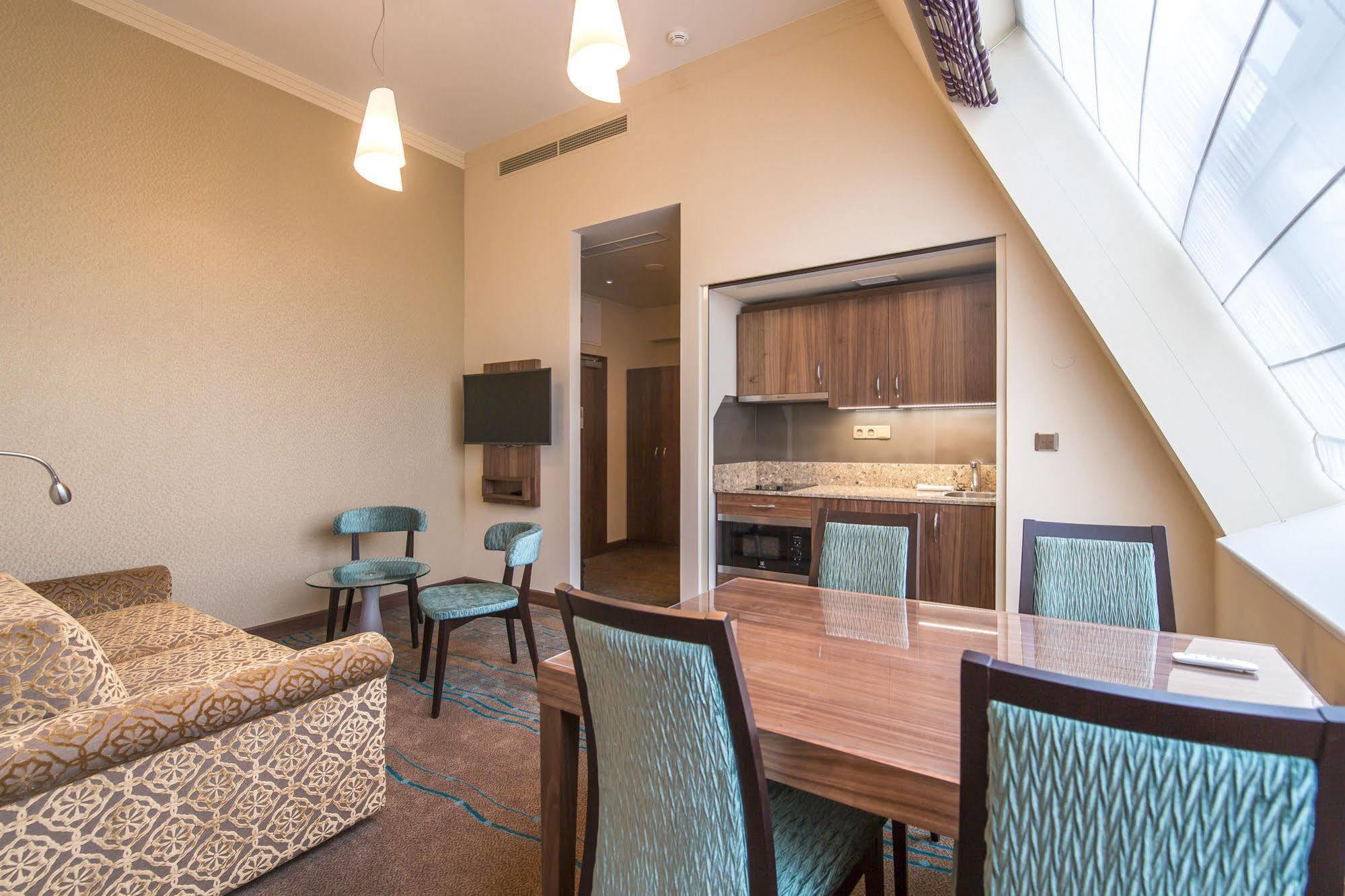 Merchants Crown Suites And Spa Прага Екстер'єр фото A suite at the hotel