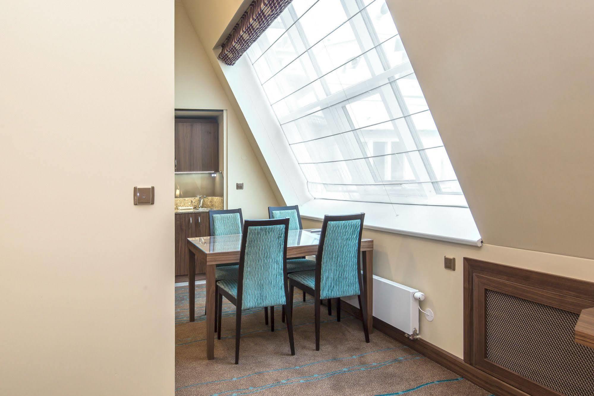Merchants Crown Suites And Spa Прага Екстер'єр фото A Roman blind in a hotel room