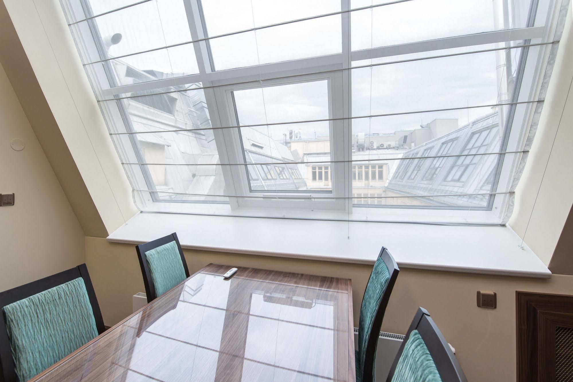 Merchants Crown Suites And Spa Прага Екстер'єр фото Roman blinds