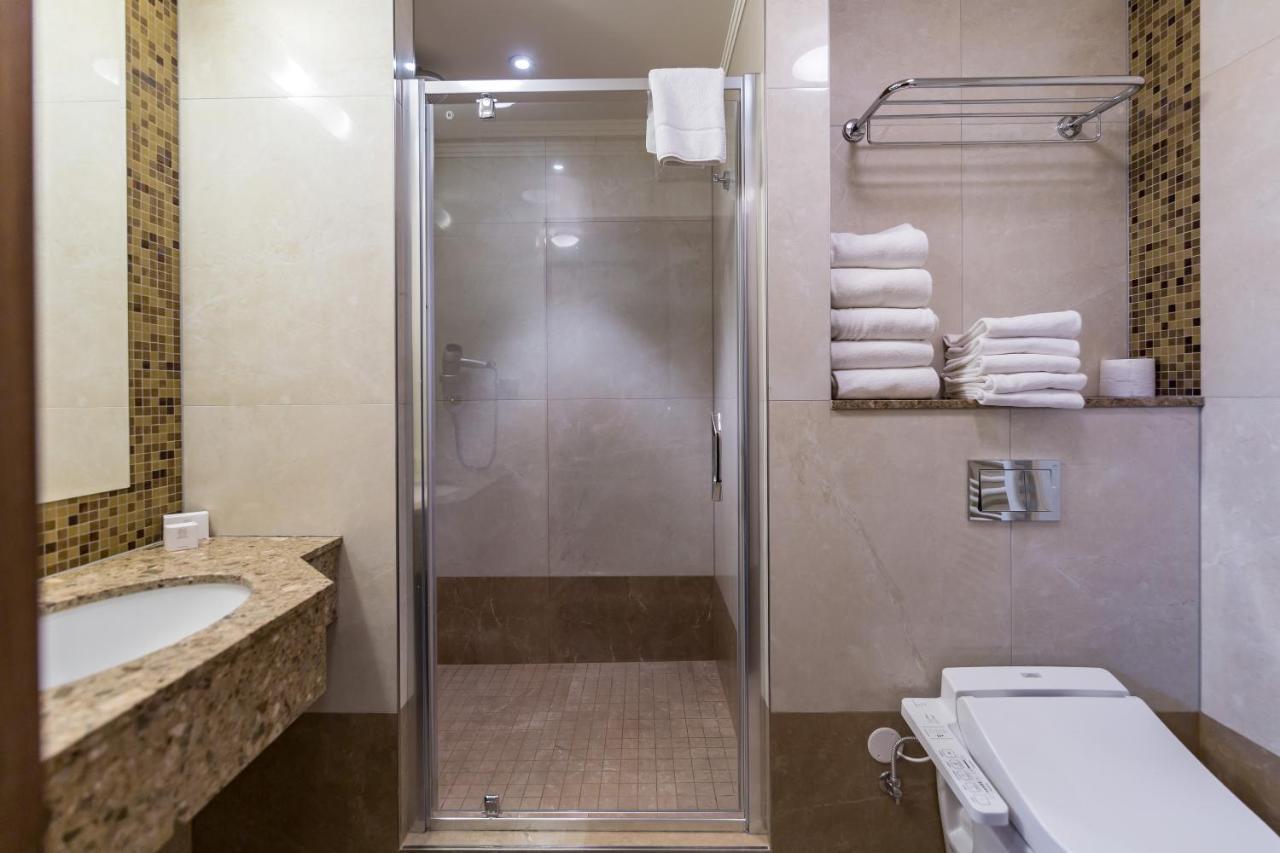 Merchants Crown Suites And Spa Прага Екстер'єр фото A shower enclosure