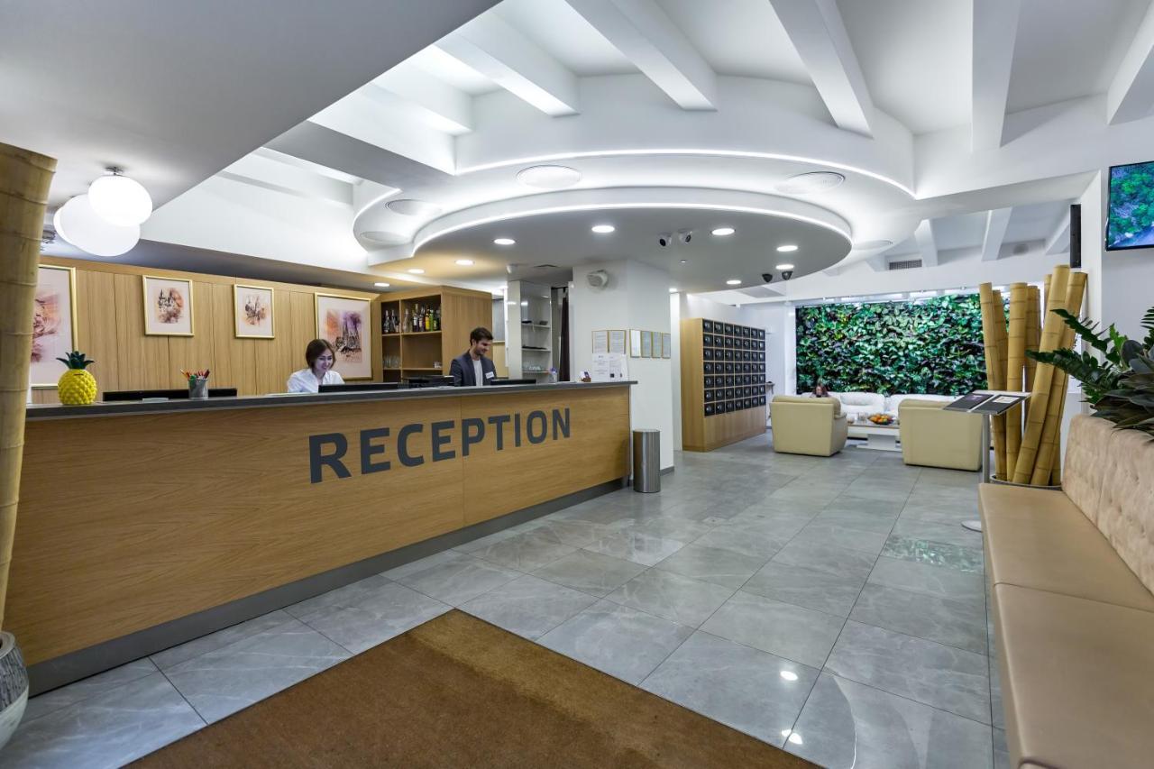 Merchants Crown Suites And Spa Прага Екстер'єр фото Reception