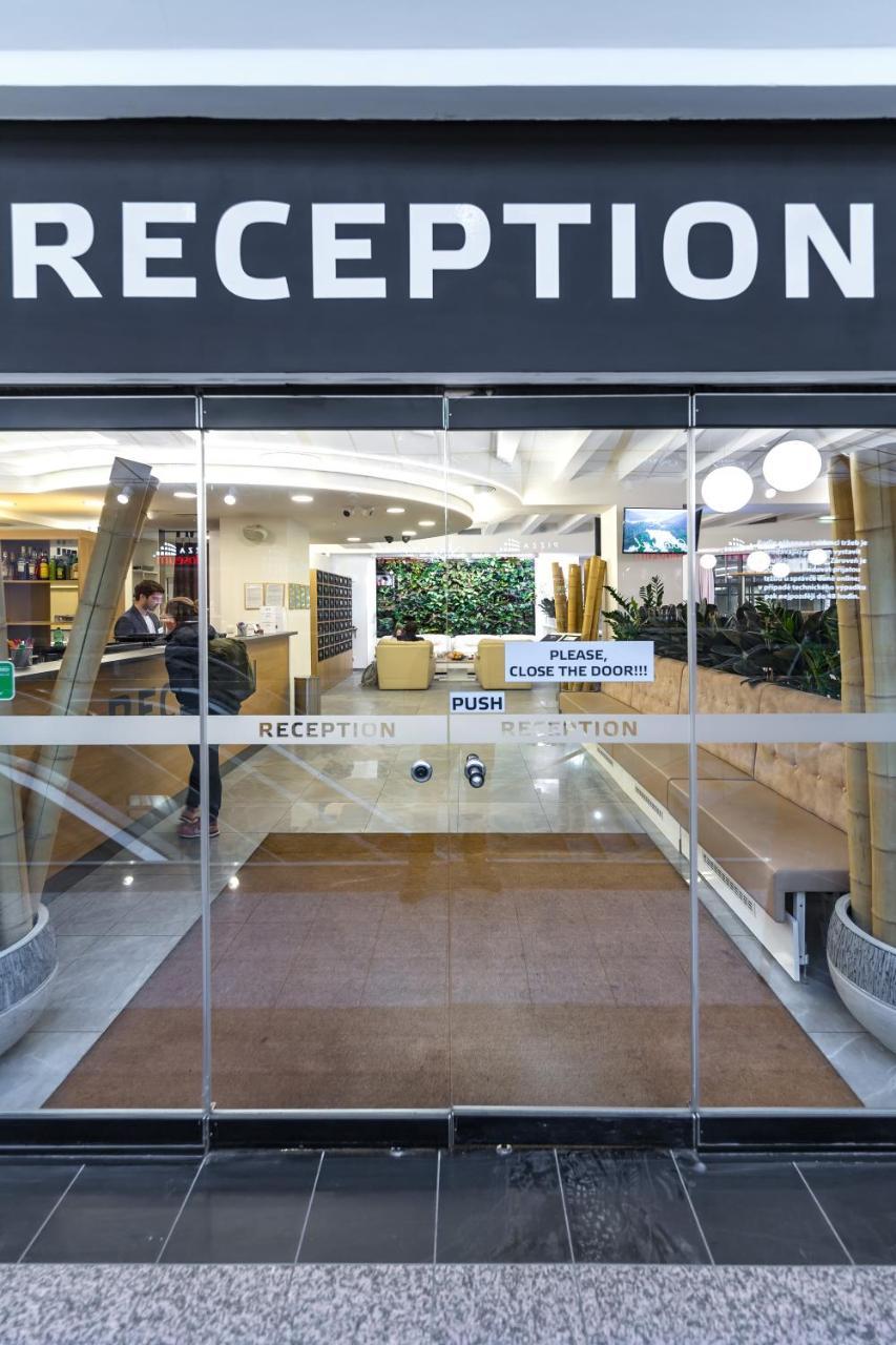 Merchants Crown Suites And Spa Прага Екстер'єр фото Automatic door