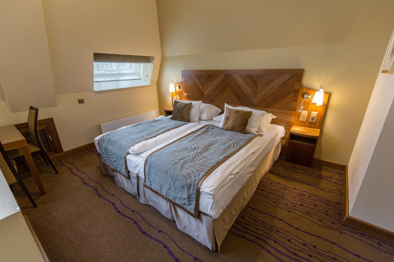 Merchants Crown Suites And Spa Прага Екстер'єр фото A bedroom at the hotel