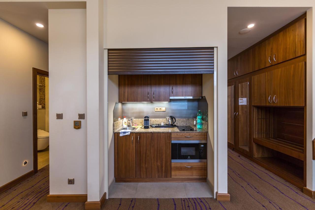 Merchants Crown Suites And Spa Прага Екстер'єр фото A kitchenette in a hotel room