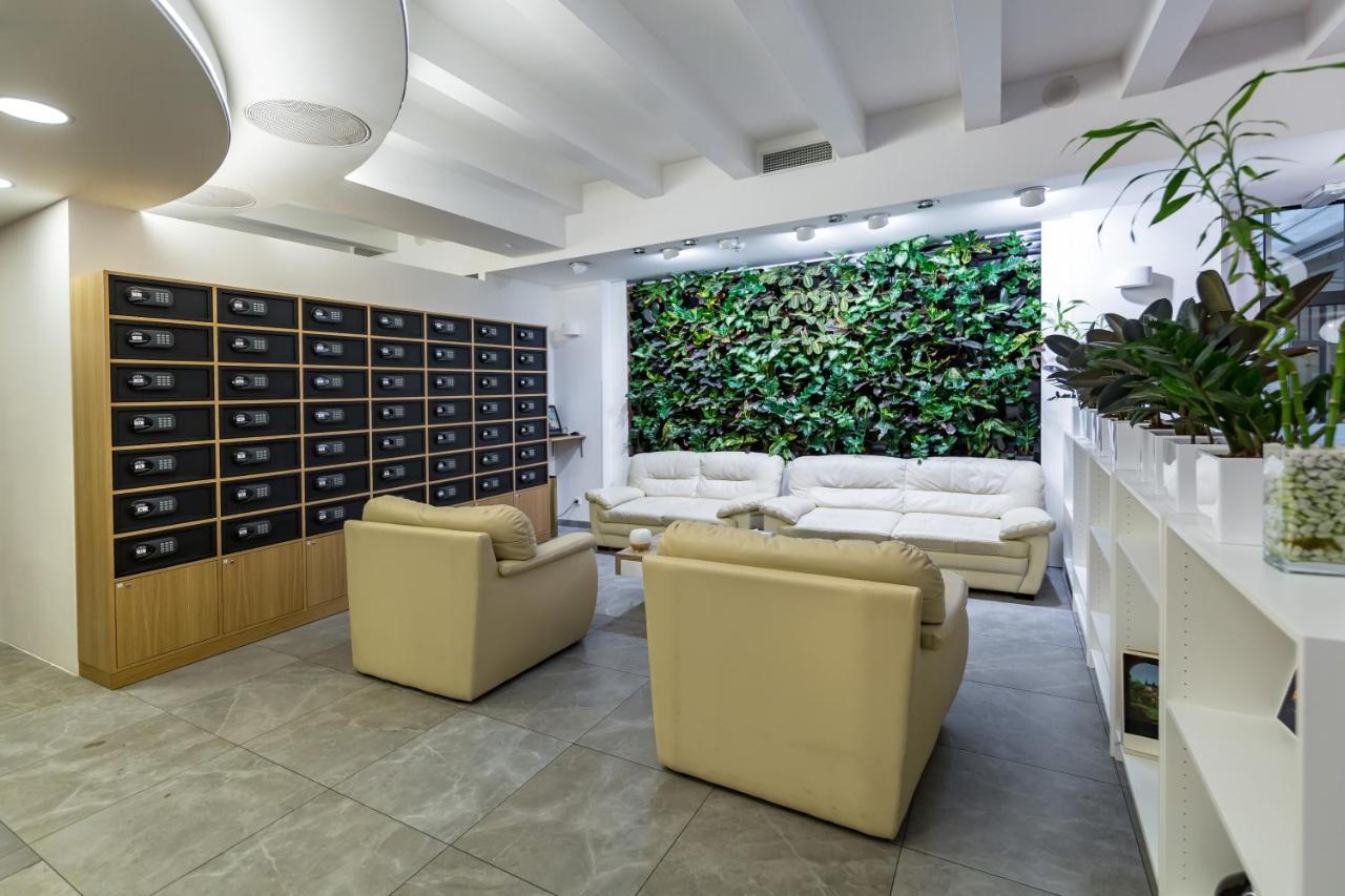 Merchants Crown Suites And Spa Прага Екстер'єр фото Green wall in a modern office
