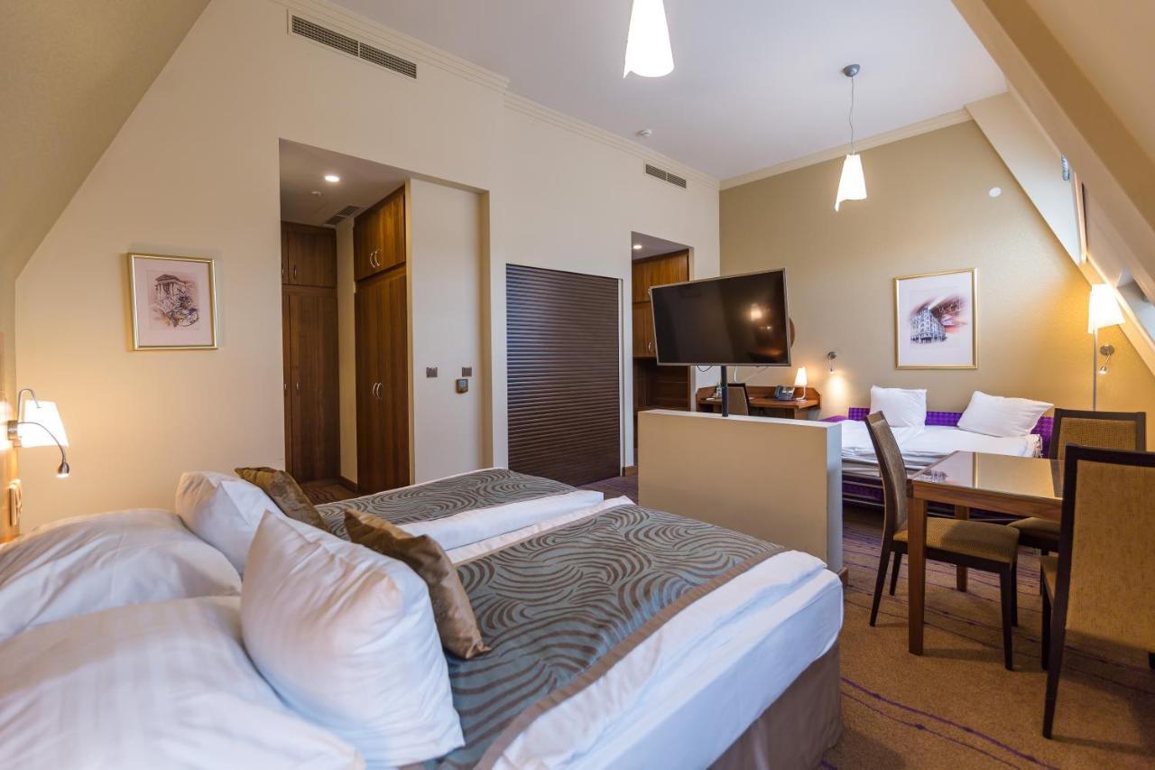 Merchants Crown Suites And Spa Прага Екстер'єр фото Suite